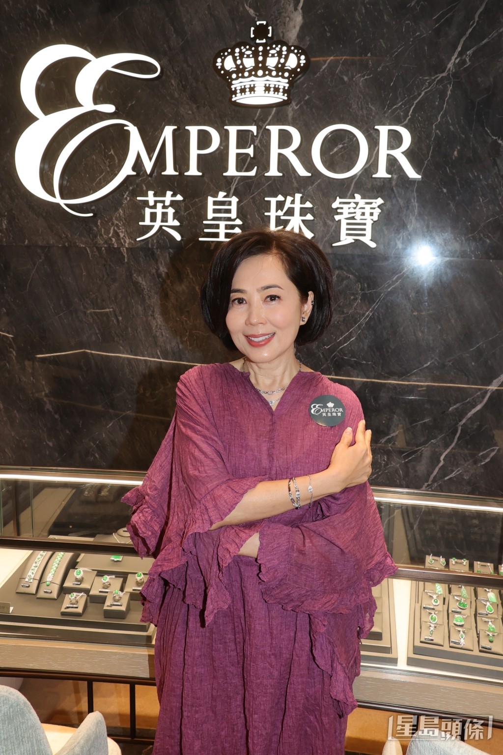 英皇鐘錶珠寶主席楊諾思亦親身示範珠寶首飾。