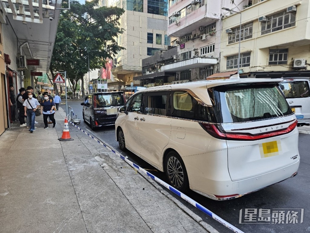 女事主座駕為白色七人車,事後停在路邊。黃文威攝 女事主座駕為白色七人車,事後停在路邊。黃文威攝