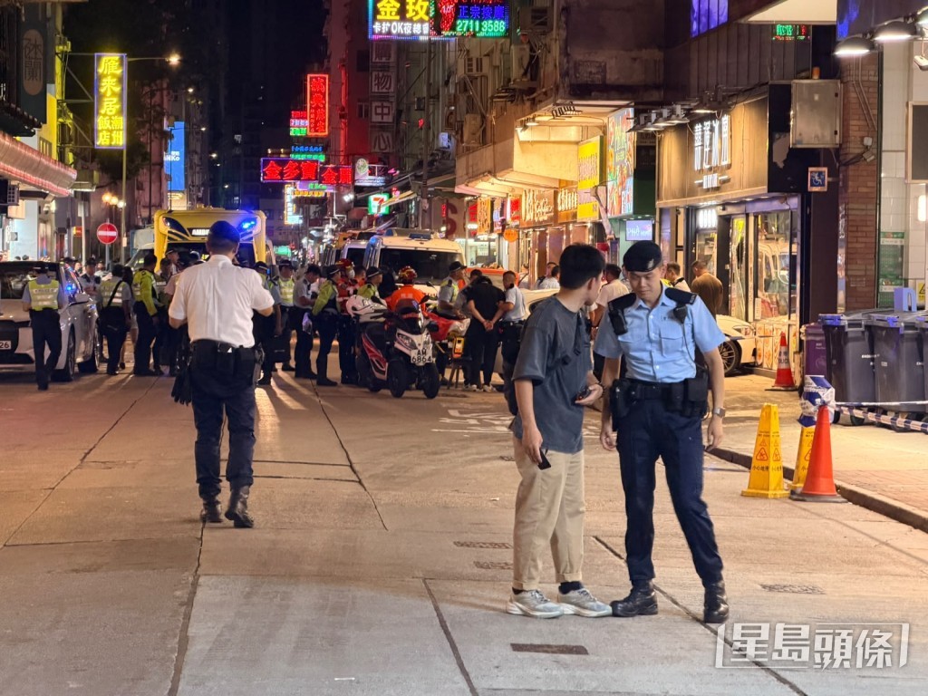 大批警員在場調查。 大批警員在場調查。