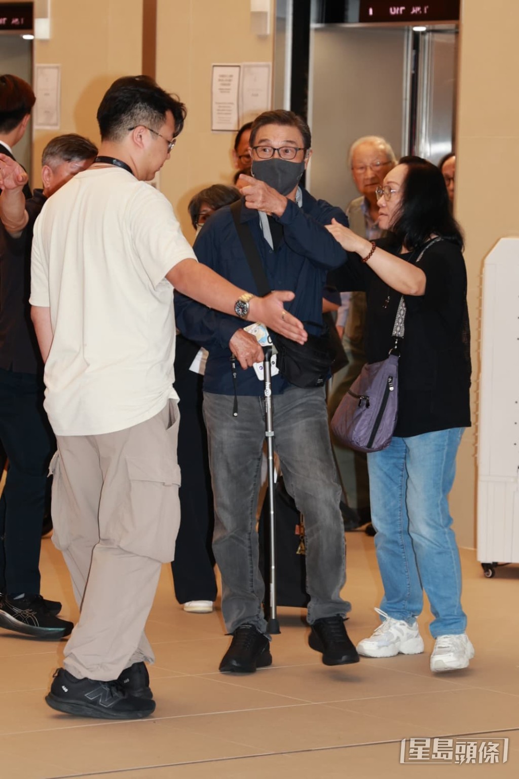 劉松仁也在攙扶下離開,精神十分好。 劉松仁也在攙扶下離開,精神十分好。