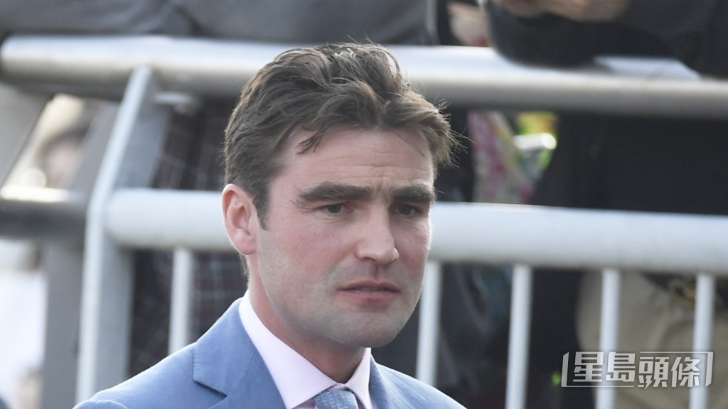 「榮耀盛甲」今朝到內圈出試後游達榮匆匆接馬，值得看好。