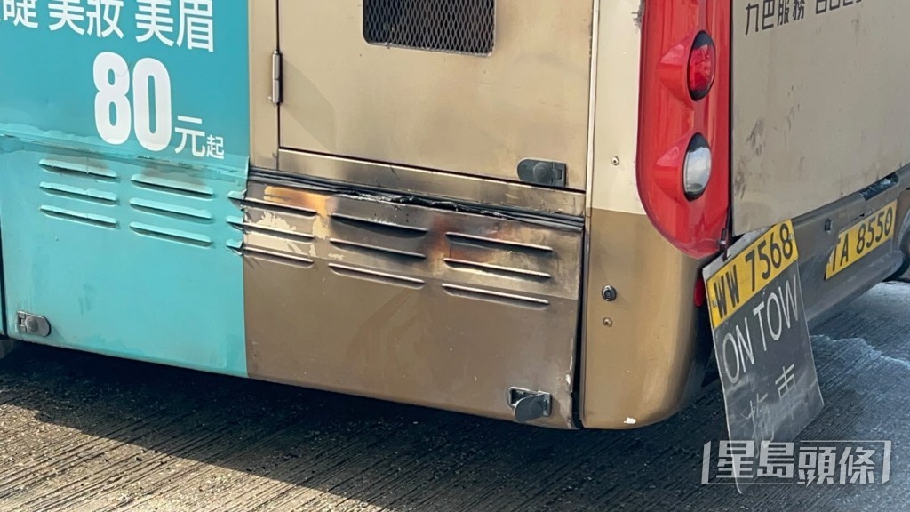 車尾被熏黑。楊偉亨攝 車尾被熏黑。楊偉亨攝