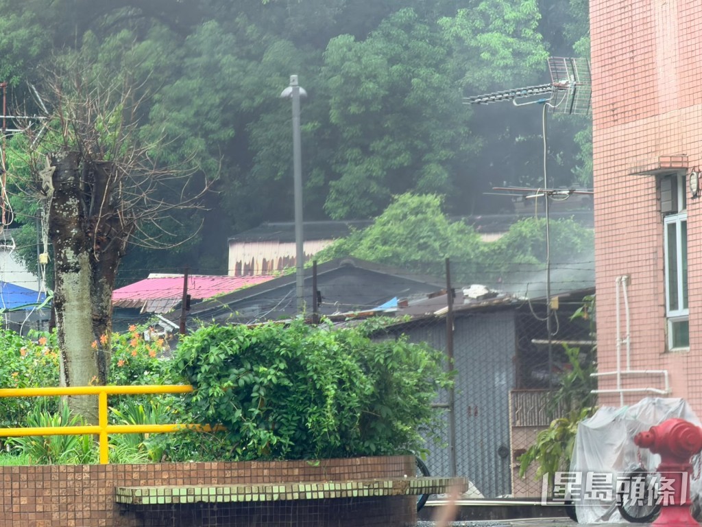 現場仍有濃煙。梁國峰攝
