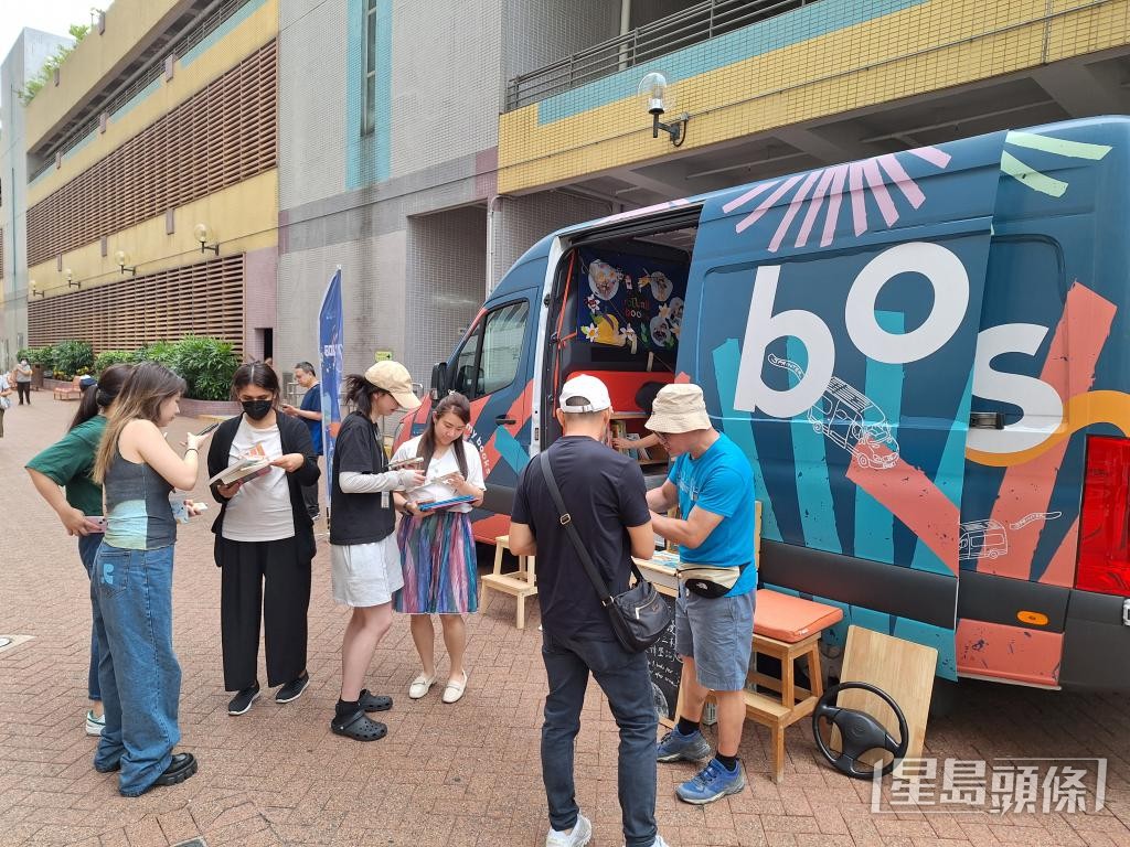 「BoBo流動閱讀車」駛入屋邨，吸引不少人駐足了解。