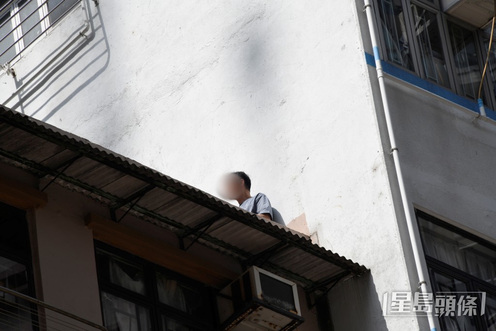 警方及消防在天台進行游說。 警方及消防在天台進行游說。