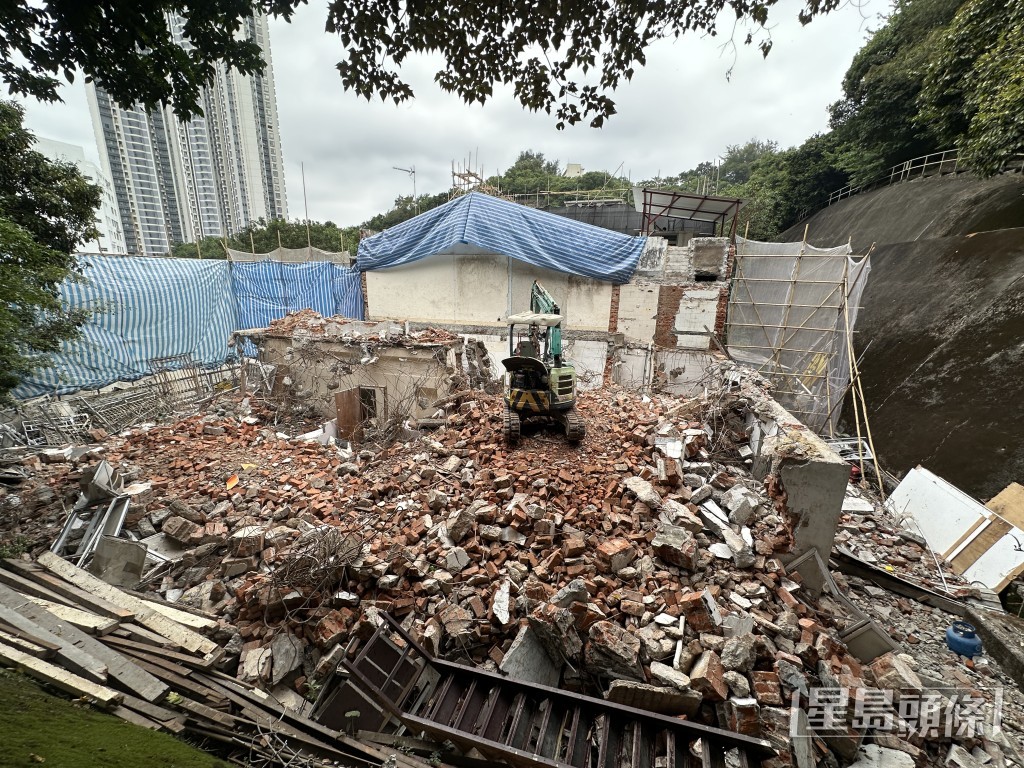 現場進行村屋拆卸工程。梁國峰攝 現場進行村屋拆卸工程。梁國峰攝
