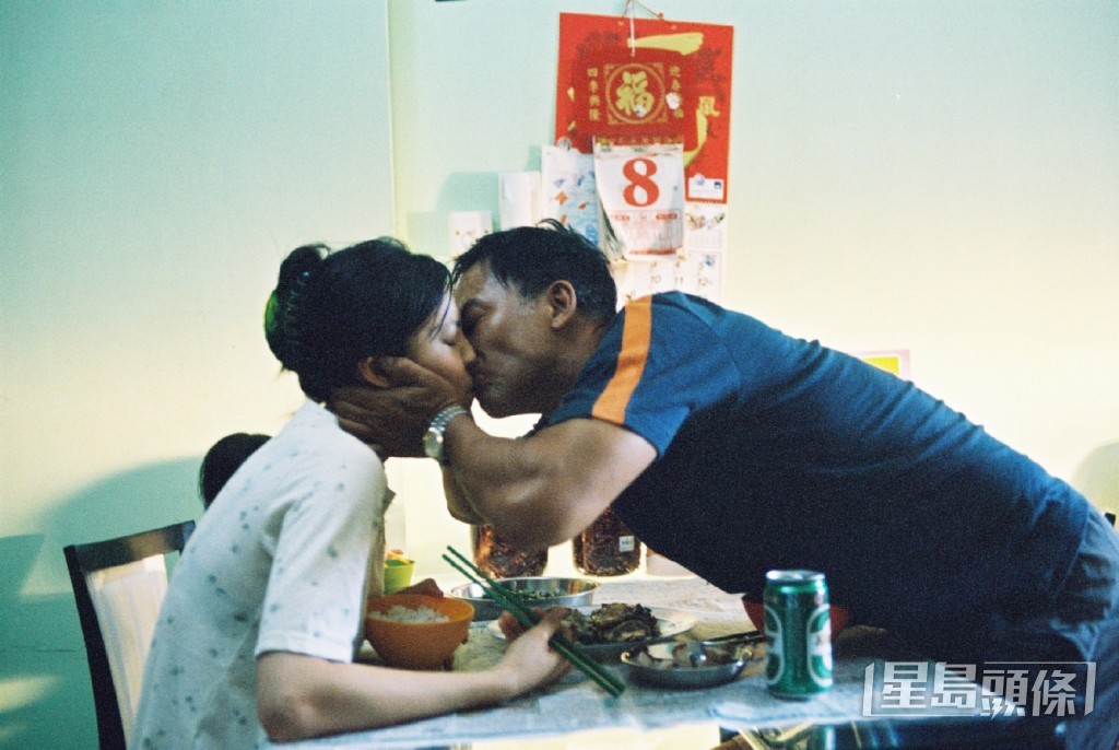 《天水圍的夜與霧》由任達華、張靜初主演。男方要拿綜援過活,不准妻子工作,一不順心就對她拳打腳踢。 《天水圍的夜與霧》由任達華、張靜初主演。男方要拿綜援過活,不准妻子工作,一不順心就對她拳打腳踢。