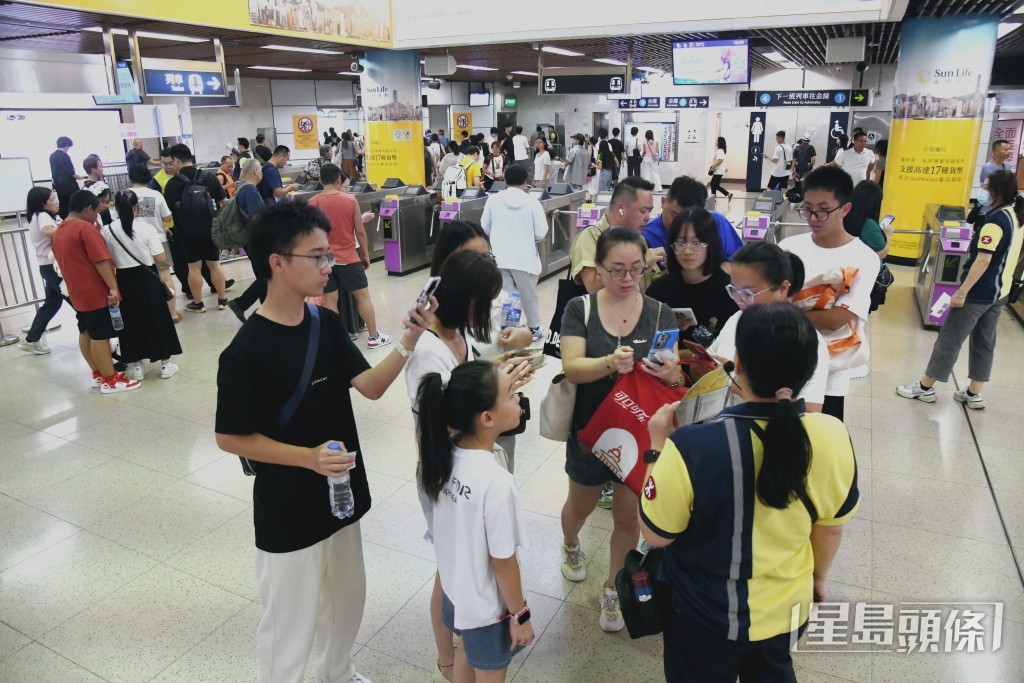 國慶羅湖口岸人潮。何健勇攝