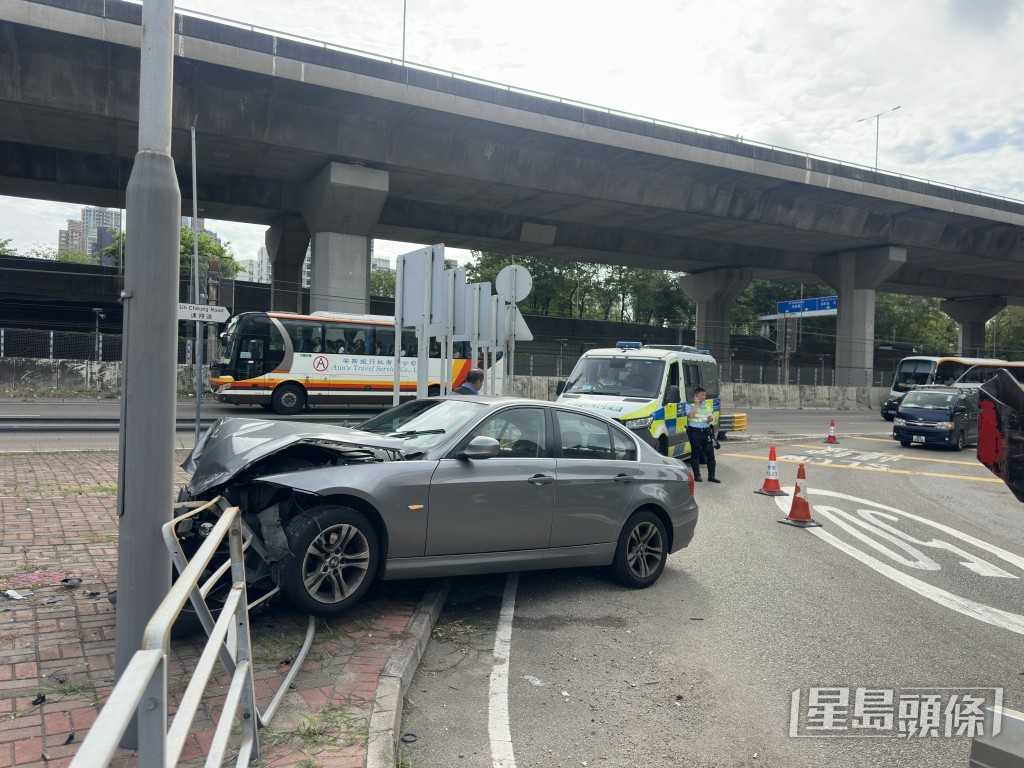 寶馬失控撞毀鐵欄。梁國峰攝