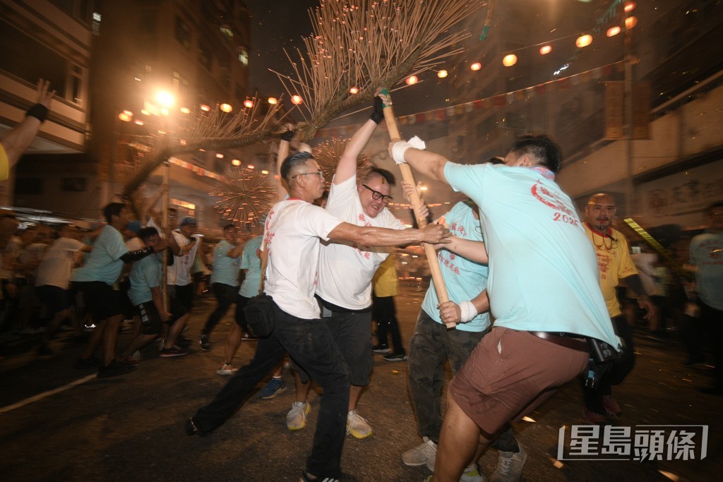 舞火龍祈求合境平安。