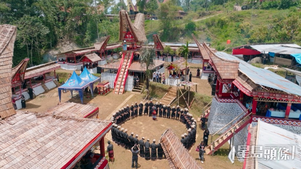 Alton一到場即形容「似嘉年華」，整個喪禮氣氛與一般認知大相逕庭。。