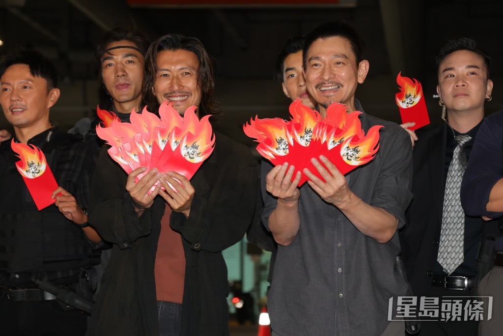 兼任監製的華仔及動作導演的謝霆鋒，即場向演員大派利是，寓意拍攝順利。