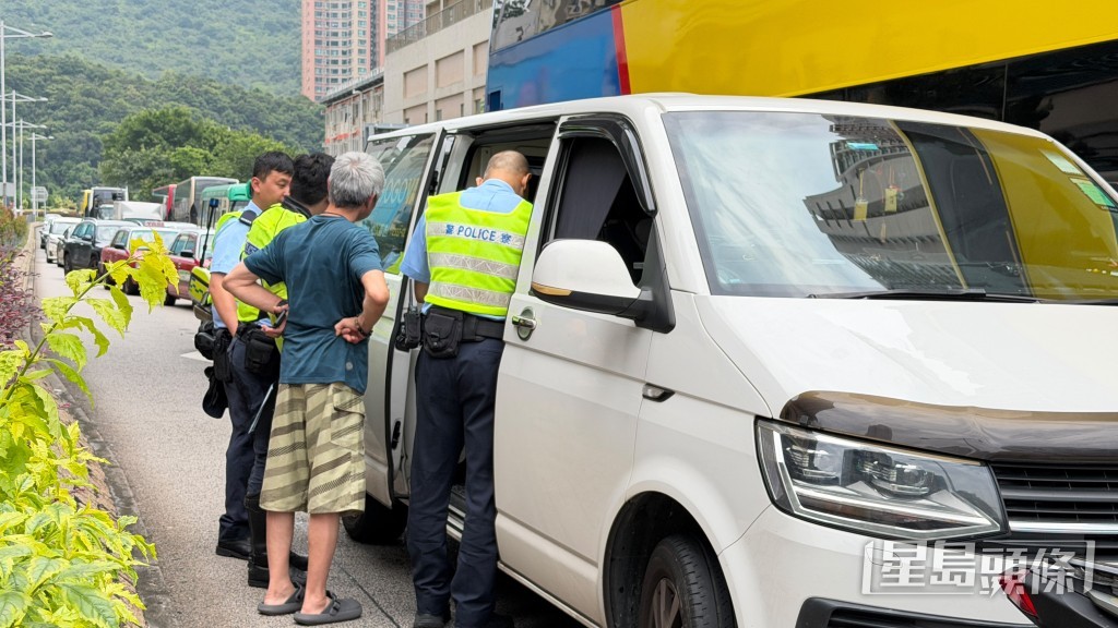 客貨車司機在場協查。