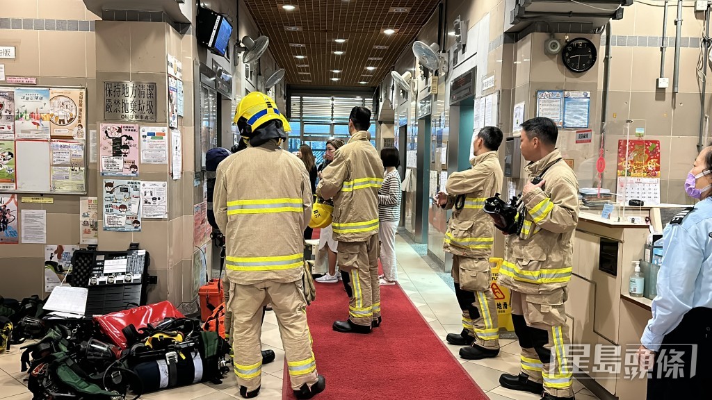 消防到場救火。 消防到場救火。