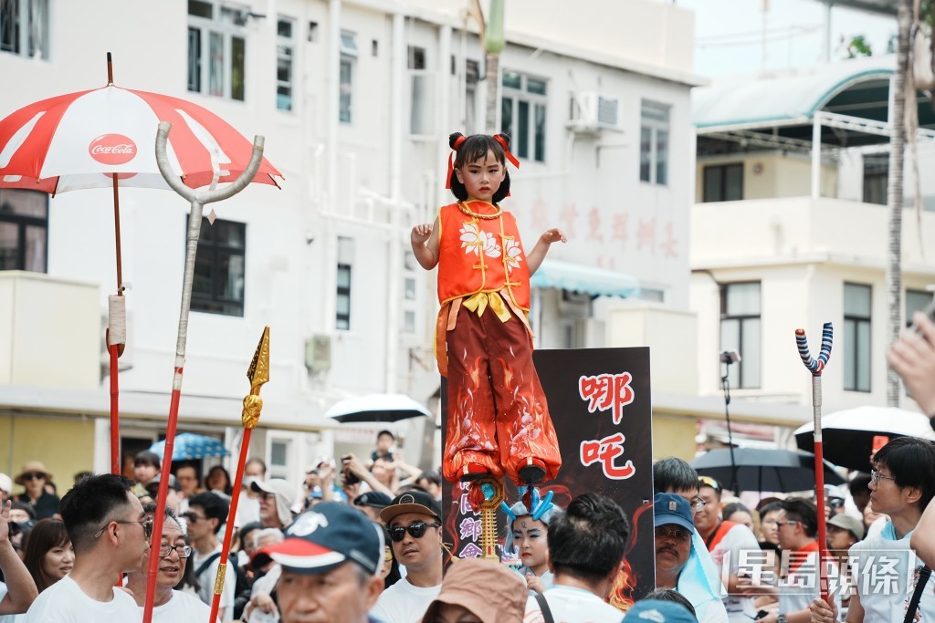 有小孩作哪吒裝扮。 有小孩作哪吒裝扮。