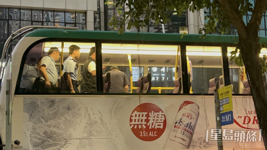警員登上巴士上層調查。