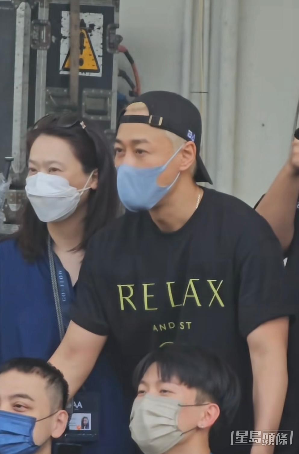 拜神儀式上,林峯不斷向Fans揮手,之後又為支持者簽名。 拜神儀式上,林峯不斷向Fans揮手,之後又為支持者簽名。