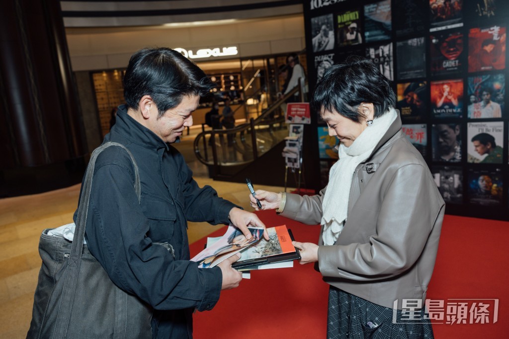 《女兒的女兒》首映散場後，影迷熱情拿著張艾嘉參與演出的電影文宣給偶像簽名。