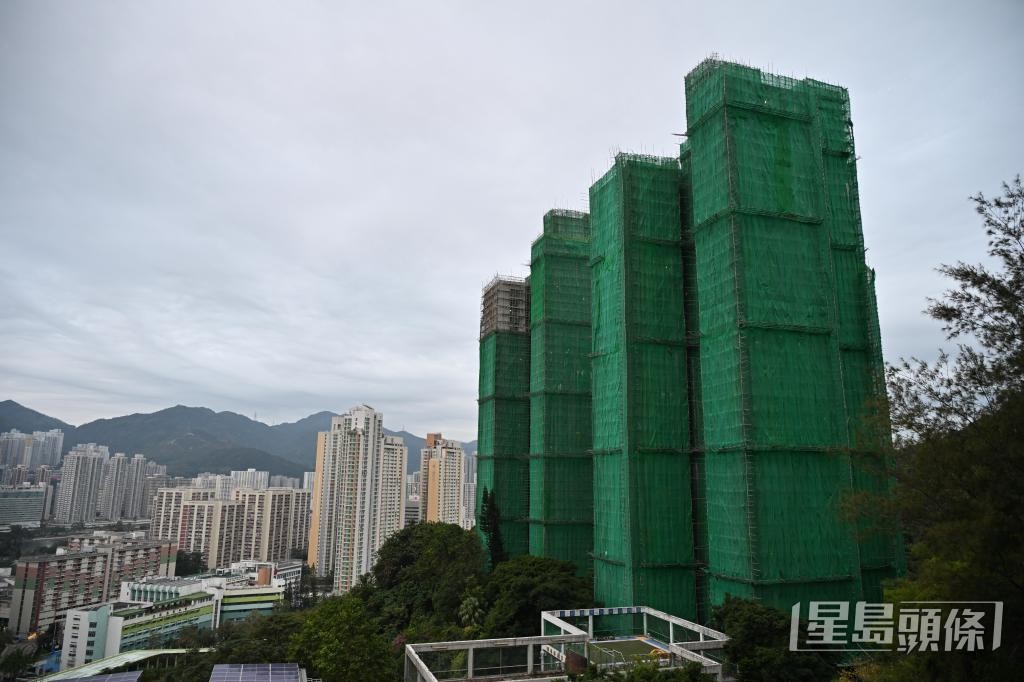 宏福苑火警後,全港關注棚網的防火規格。 宏福苑火警後,全港關注棚網的防火規格。