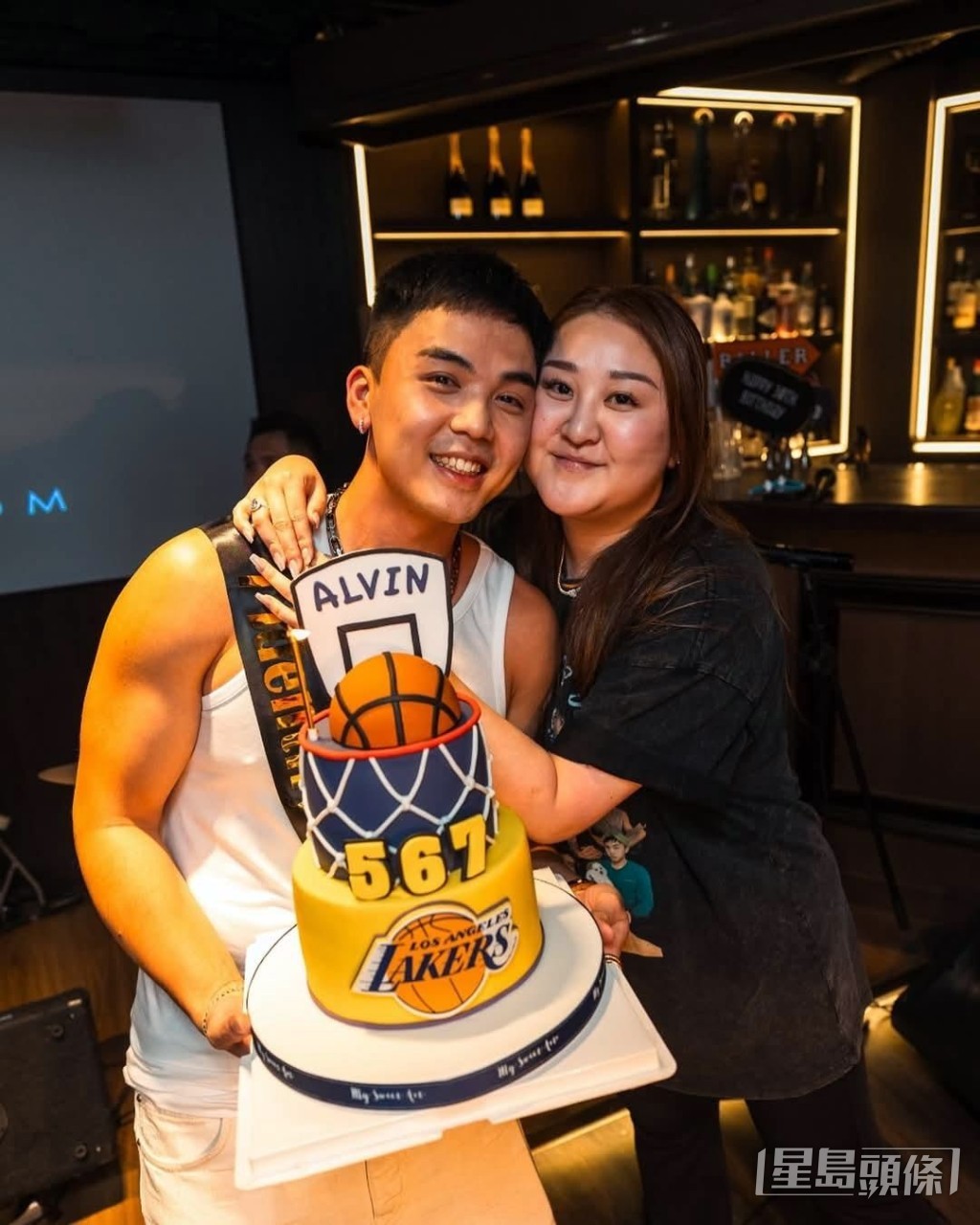 Alvin 30歲生日獲老婆送贈價值超過5位數的高比拜仁簽名籃球。 Alvin 30歲生日獲老婆送贈價值超過5位數的高比拜仁簽名籃球。