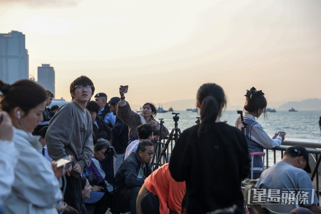 灣仔海旁逼滿人。 灣仔海旁逼滿人。