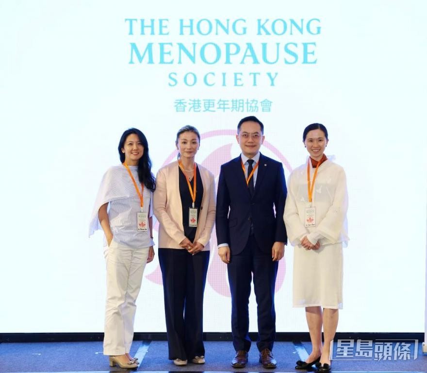 衞生署署長林文健早前出席「香港更年期協會」開幕禮,與3位創辦人合照。 衞生署署長林文健早前出席「香港更年期協會」開幕禮,與3位創辦人合照。