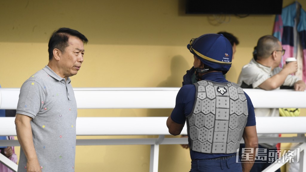 今朝田泰安一度同姚本輝行埋咬耳仔。
