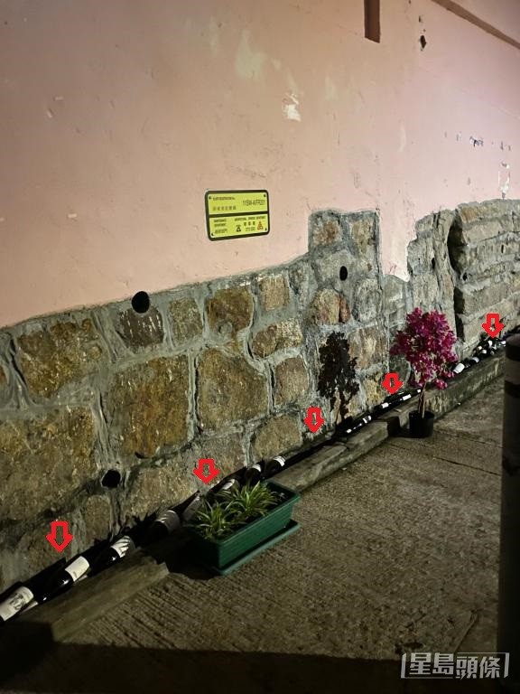 舊吉昌街的渠道放滿酒瓶。 受訪者提供 舊吉昌街的渠道放滿酒瓶。 受訪者提供