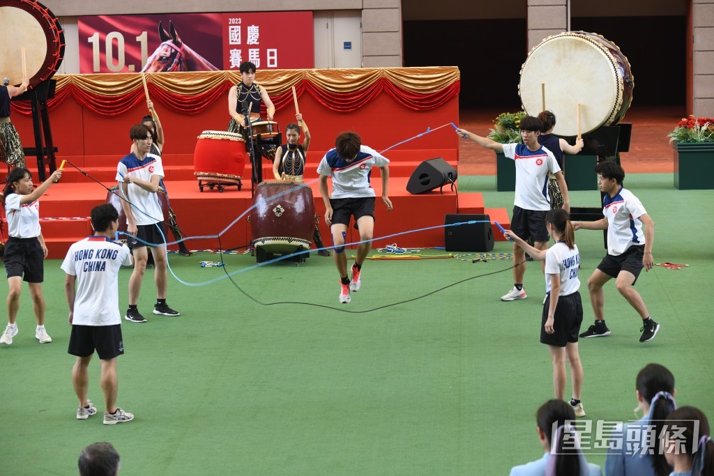 香港跳繩代表隊表演大型花式跳繩。何健勇攝