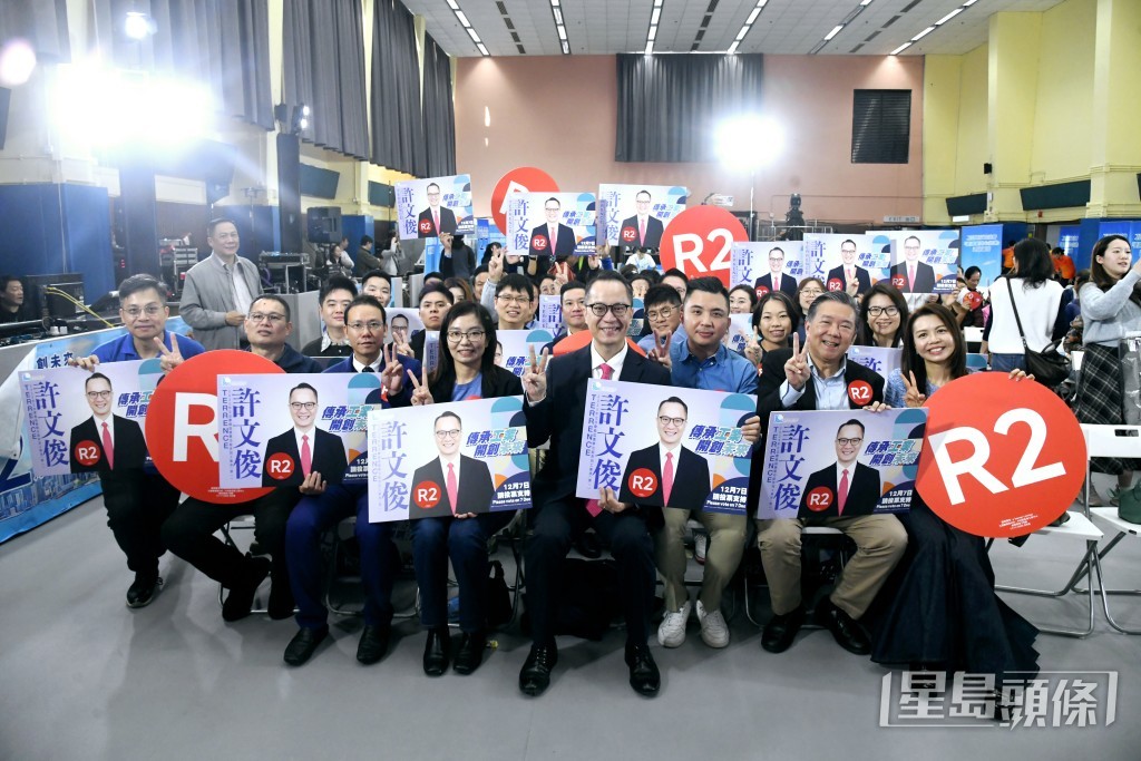 經民聯許文俊（中）及其競選團隊。