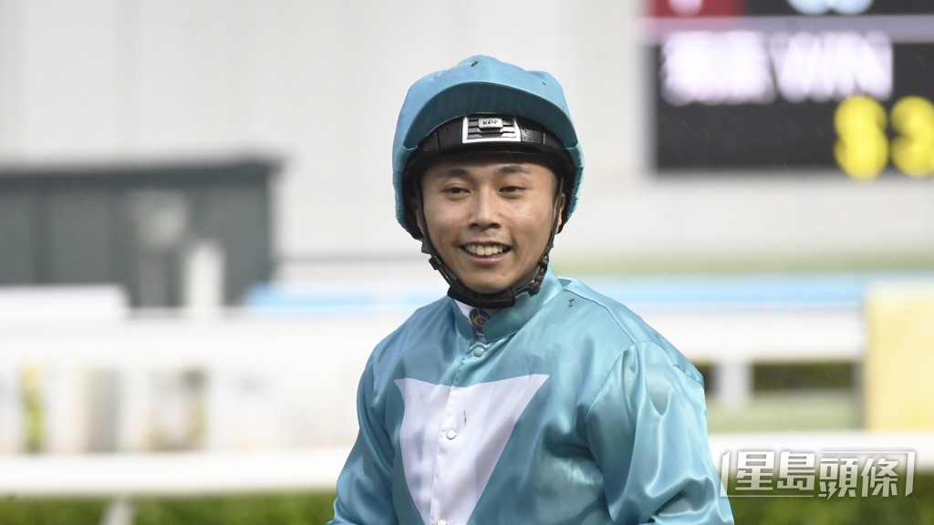 今朝潘明輝為「佐治傳奇」出跳後一再拍馬頸以示鼓勵，而且同接馬的伍鵬志傾好長時間。