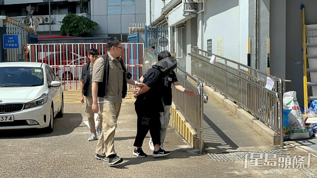 女犯被帶署調查。梁國峰攝 女犯被帶署調查。梁國峰攝