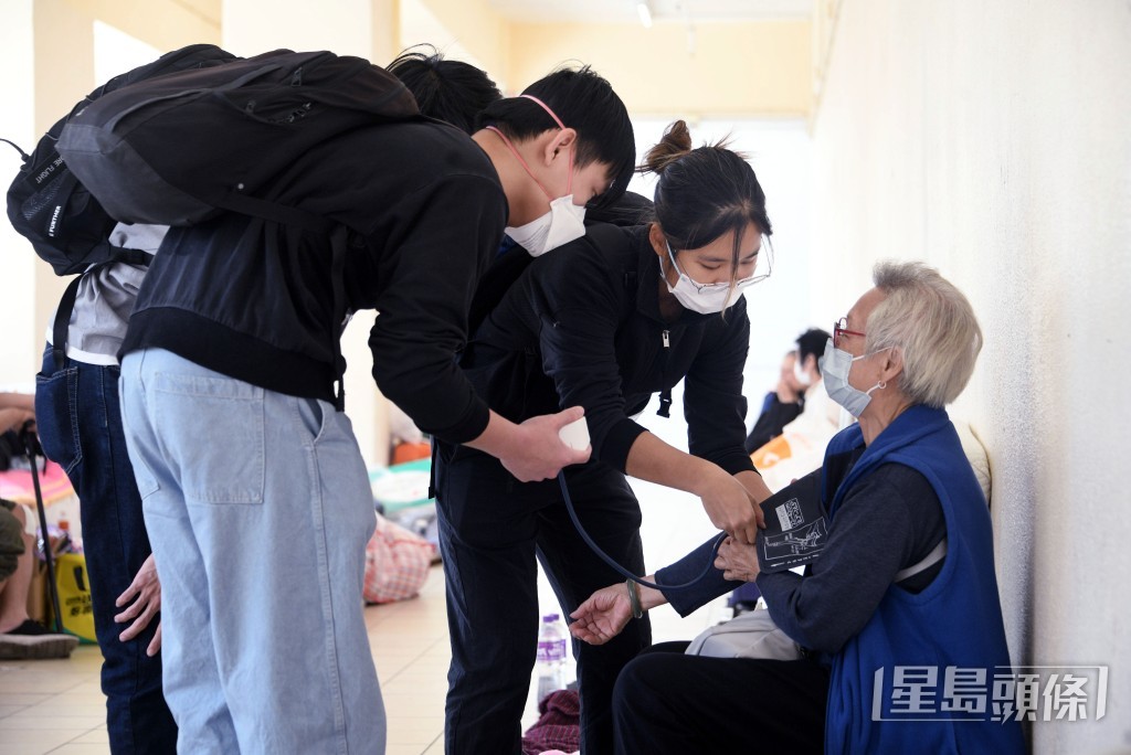 不少義工提供物資及量血壓等支援。陳浩元攝 不少義工提供物資及量血壓等支援。陳浩元攝