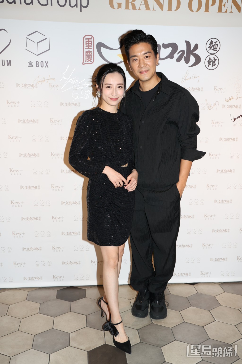 龔嘉欣、黎諾懿現身尖沙咀出席他們投資的食店開幕儀式。 龔嘉欣、黎諾懿現身尖沙咀出席他們投資的食店開幕儀式。
