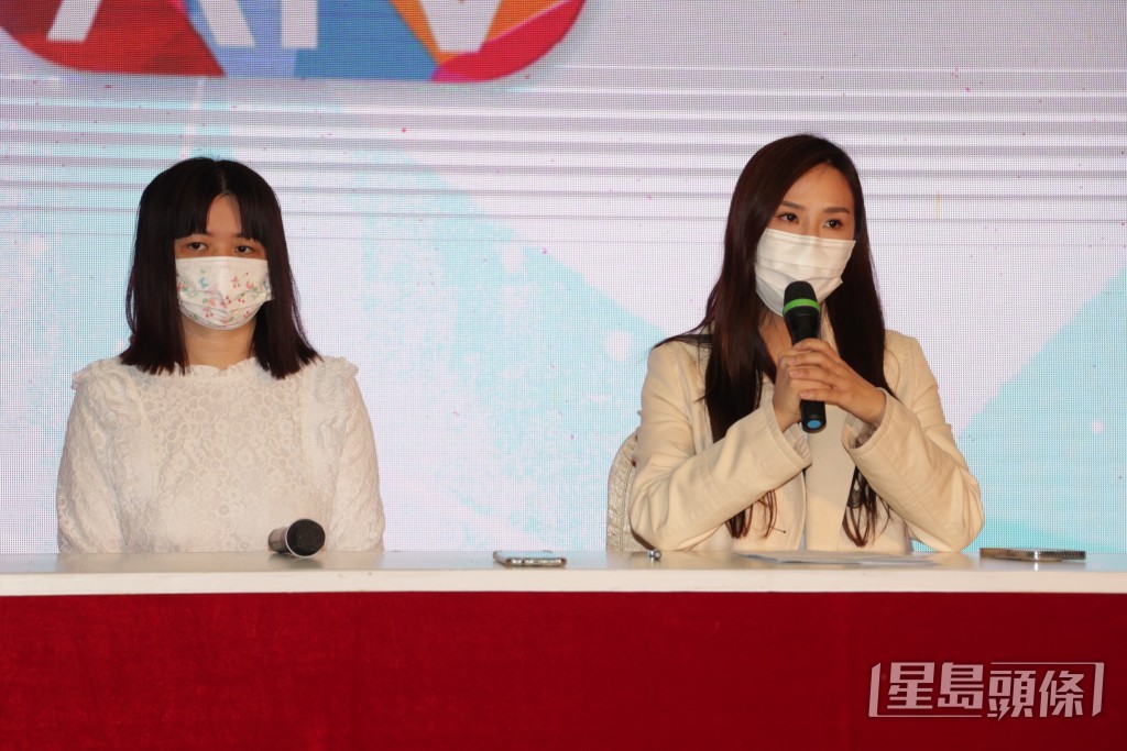 阿儀被控告「普通襲擊」及違反「口罩令」,林寶玉保釋阿儀後陪她公開道歉。 阿儀被控告「普通襲擊」及違反「口罩令」,林寶玉保釋阿儀後陪她公開道歉。