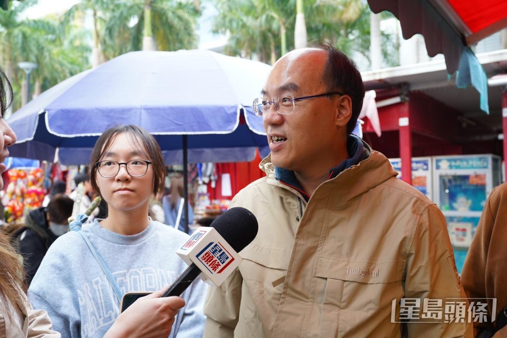 帶同女兒到場的陳先生。 帶同女兒到場的陳先生。