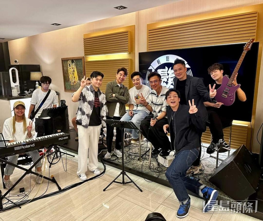 逢星期四22:22会合体做直播节目。 逢星期四22:22会合体做直播节目。