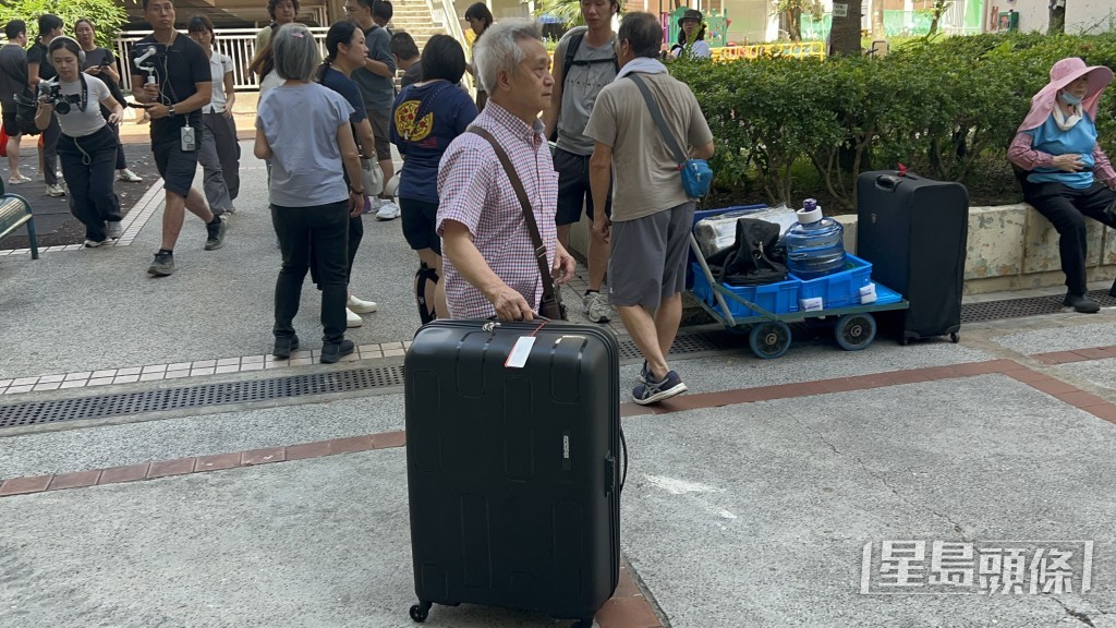 從事五金業的張先生帶走謀生工具。楊偉亨攝