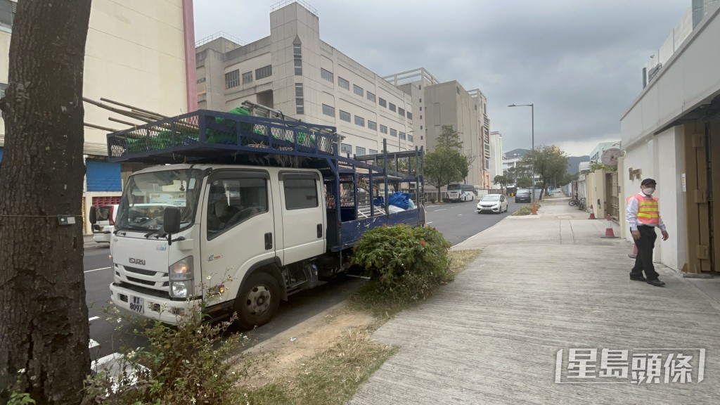 食品廠門口停泊一部竹棚貨車。 食品廠門口停泊一部竹棚貨車。