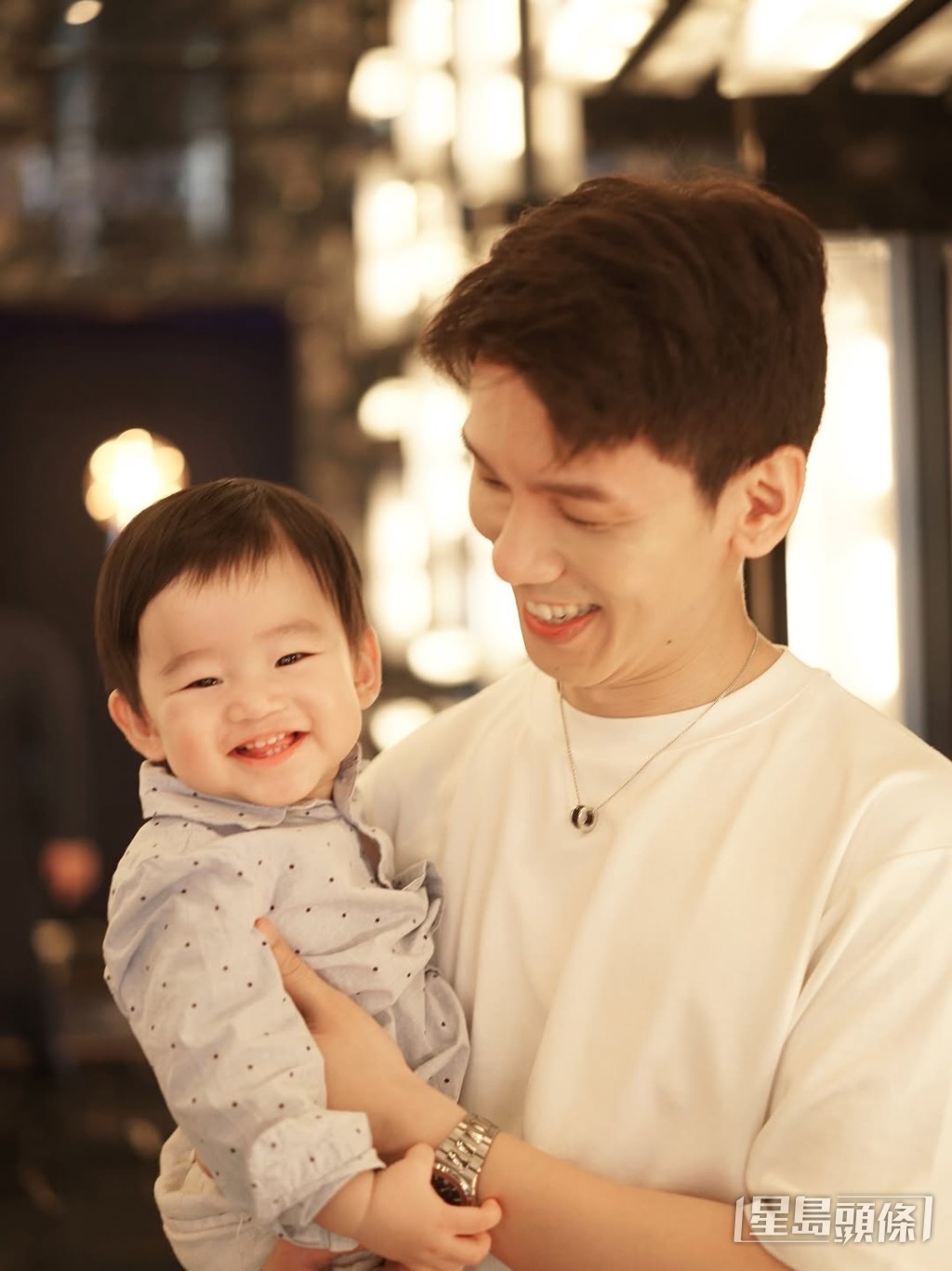 林奕匡抱着兒子好有父愛。 林奕匡抱着兒子好有父愛。