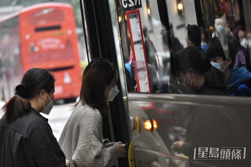 內地用戶亦可通過小程式搜尋「搭車碼」乘坐巴士,並用人民幣錢包進行支付。資料圖片 內地用戶亦可通過小程式搜尋「搭車碼」乘坐巴士,並用人民幣錢包進行支付。資料圖片