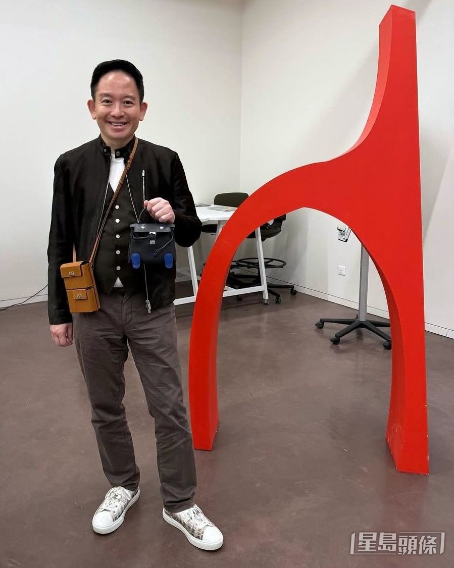 Jeffrey參觀愛馬仕的factory,介紹每一款包包如何去製造。 Jeffrey參觀愛馬仕的factory,介紹每一款包包如何去製造。