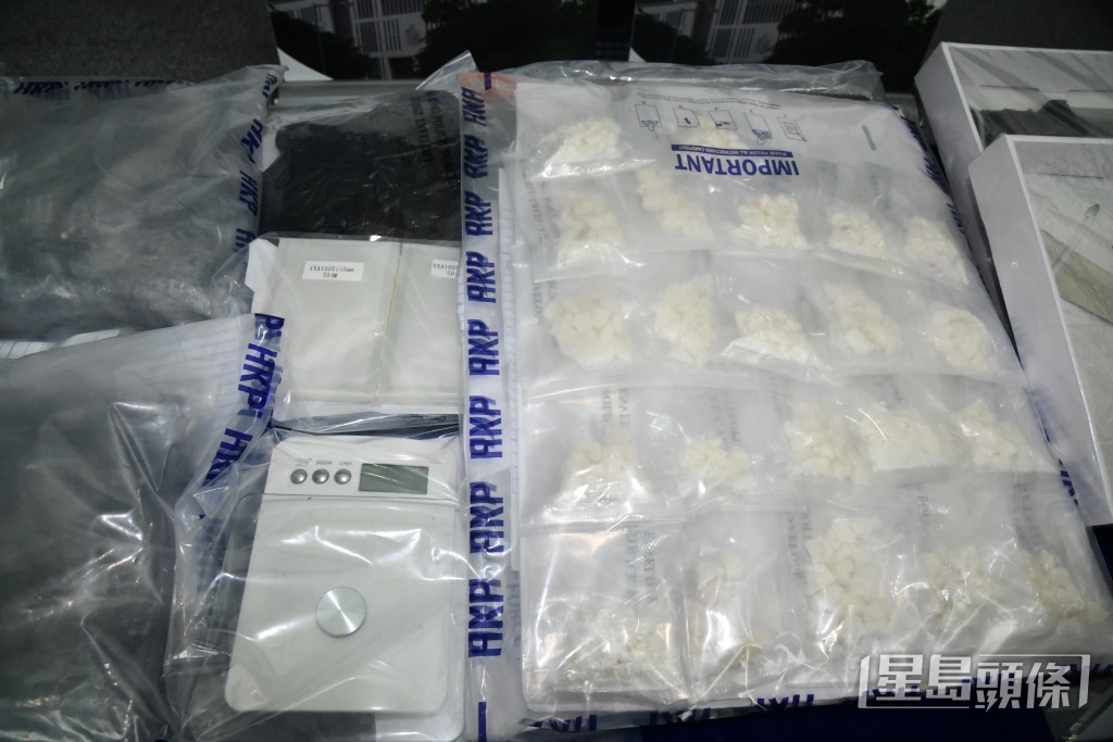 疑涉案毒品及製毒工具。徐裕民攝 疑涉案毒品及製毒工具。徐裕民攝