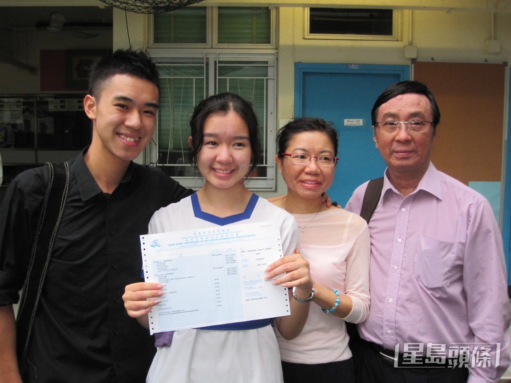 麥明詩當年成為十優狀元獲家人慶祝。 麥明詩當年成為十優狀元獲家人慶祝。
