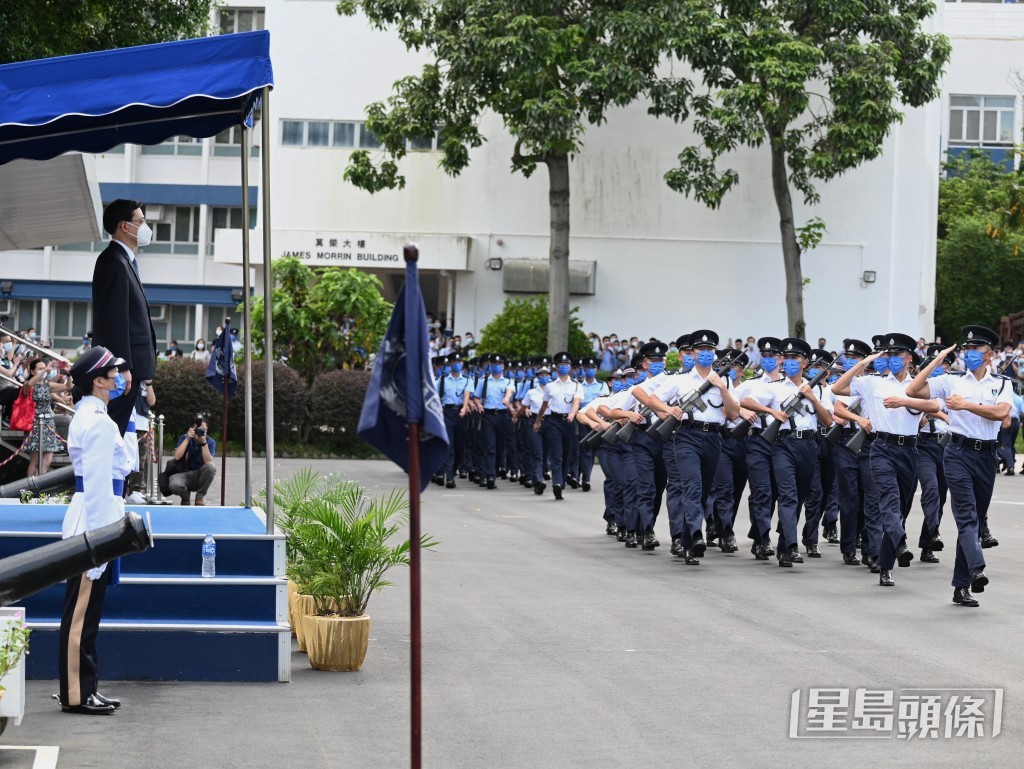 去年7月9日警察結業會操,是首次全面以中式步操,由特首李家超任檢閱官。資料圖片 去年7月9日警察結業會操,是首次全面以中式步操,由特首李家超任檢閱官。資料圖片
