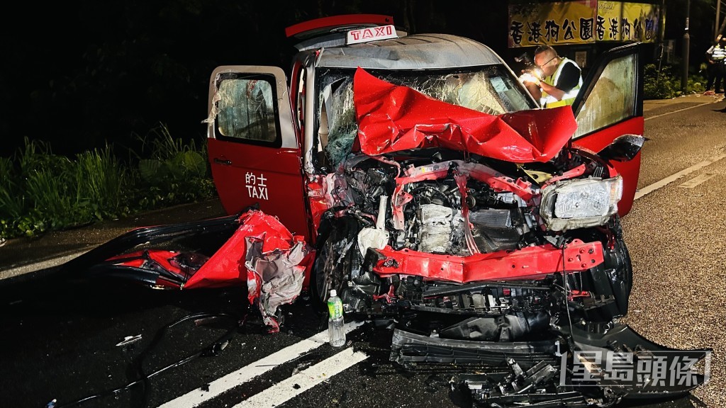 的士車頭損毀嚴重。 的士車頭損毀嚴重。