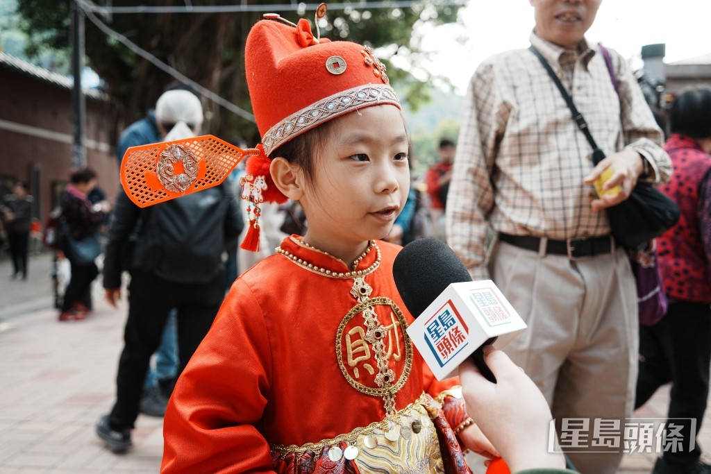 另一位蘇小朋友打扮成財神爺,又祝願外公身體健康。 另一位蘇小朋友打扮成財神爺,又祝願外公身體健康。