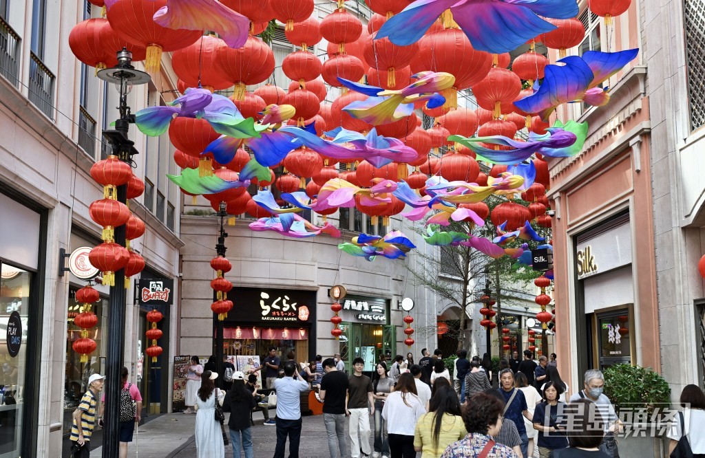林健鋒表示香港是全球旅客喜歡的旅遊目的地,形容香港這個旅遊城市依然寶刀未老、魅力四射。資料圖片 林健鋒表示香港是全球旅客喜歡的旅遊目的地,形容香港這個旅遊城市依然寶刀未老、魅力四射。資料圖片