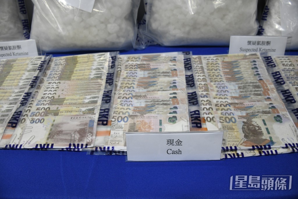 行動中檢獲現金。 行動中檢獲現金。