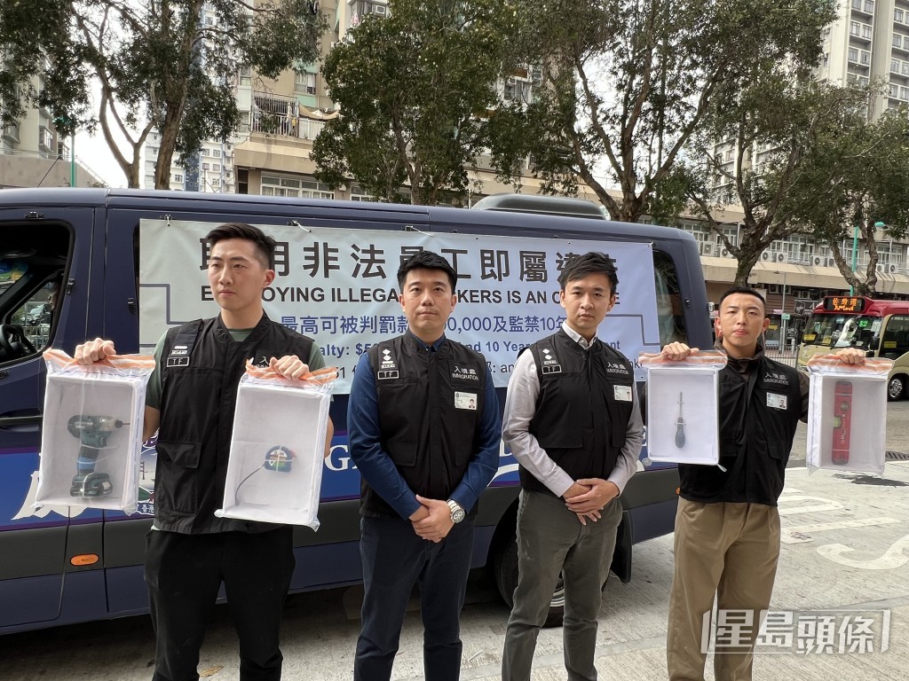 行動中檢獲電鑽及捲尺等裝修工具。 行動中檢獲電鑽及捲尺等裝修工具。
